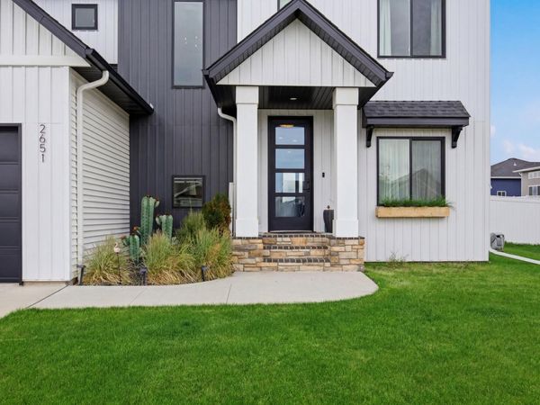 2651 Golden Lane S, Fargo, ND 58104