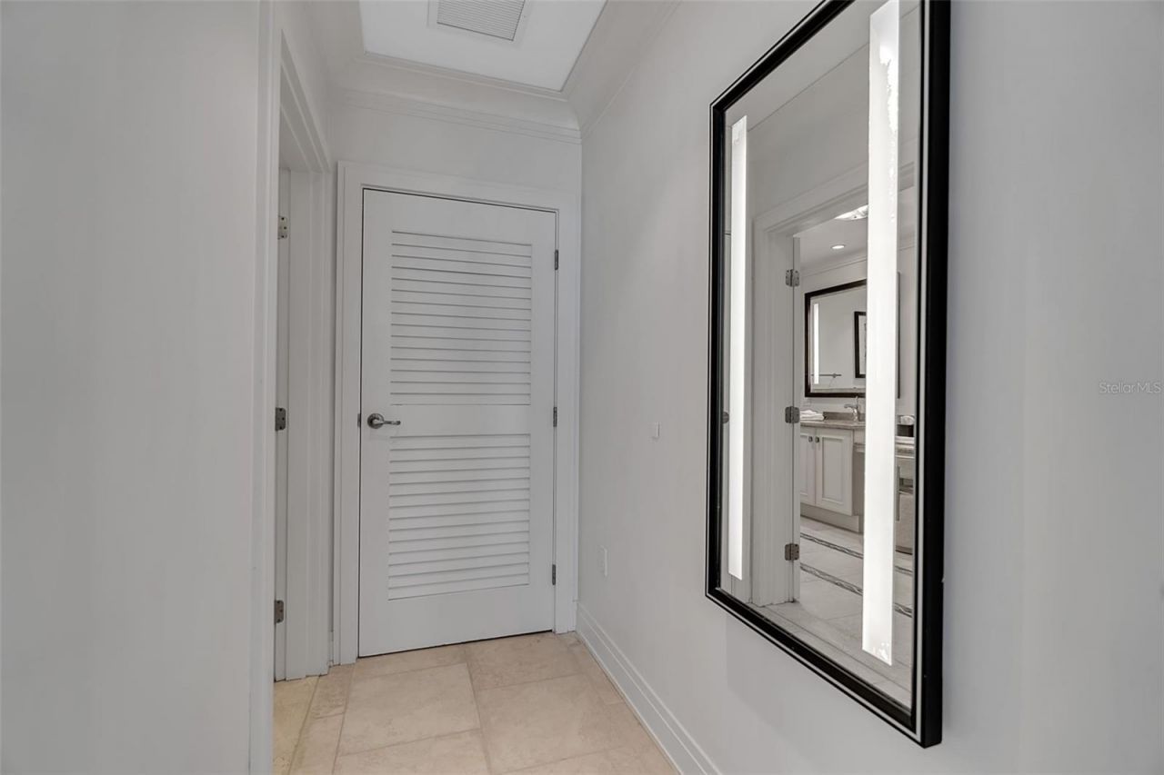 915 Seaside Drive, Unit 611, Sarasota, FL 34242 Photo