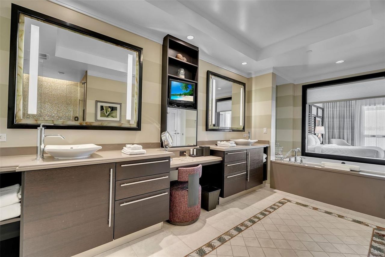 915 Seaside Drive, Unit 611, Sarasota, FL 34242 Photo