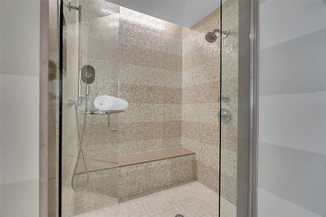 915 Seaside Drive, Unit 611, Sarasota, FL 34242 Photo