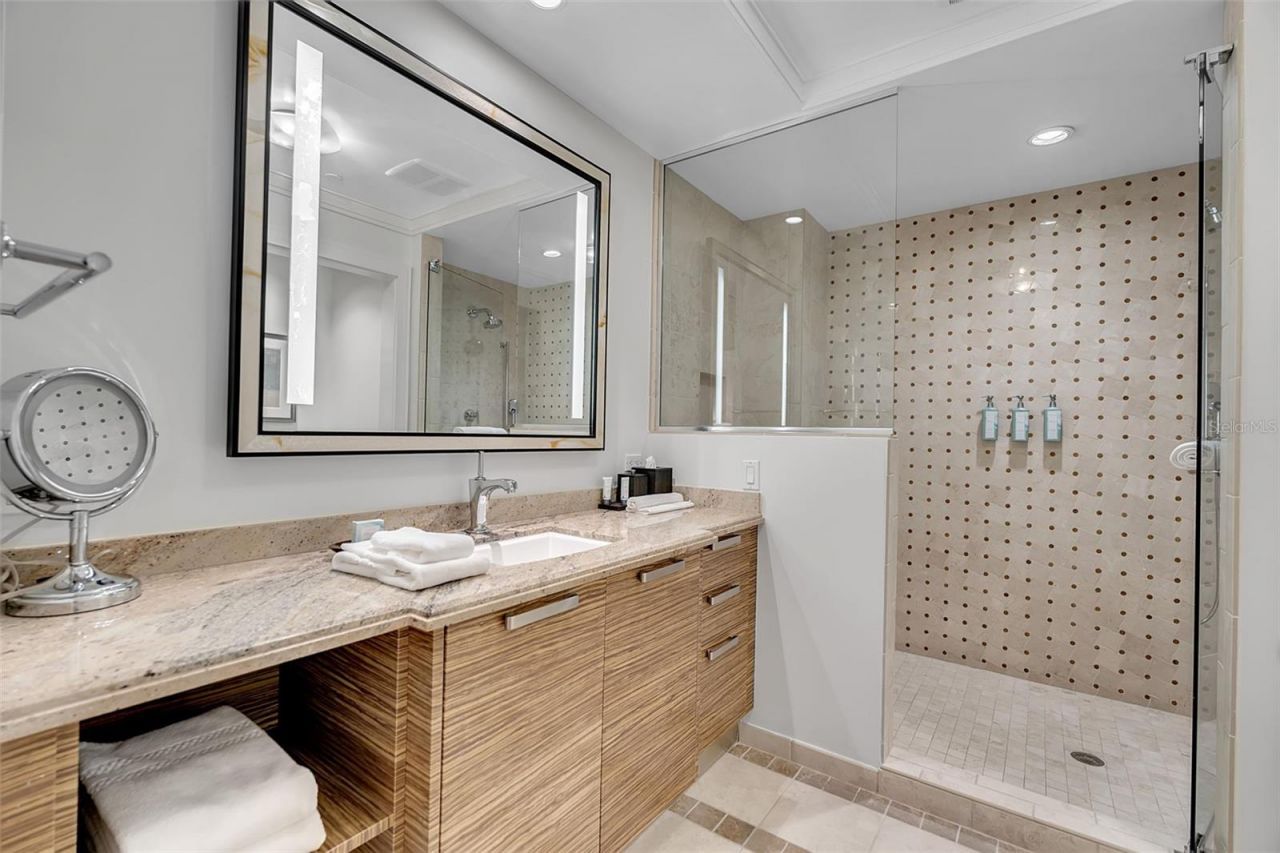 915 Seaside Drive, Unit 611, Sarasota, FL 34242 Photo