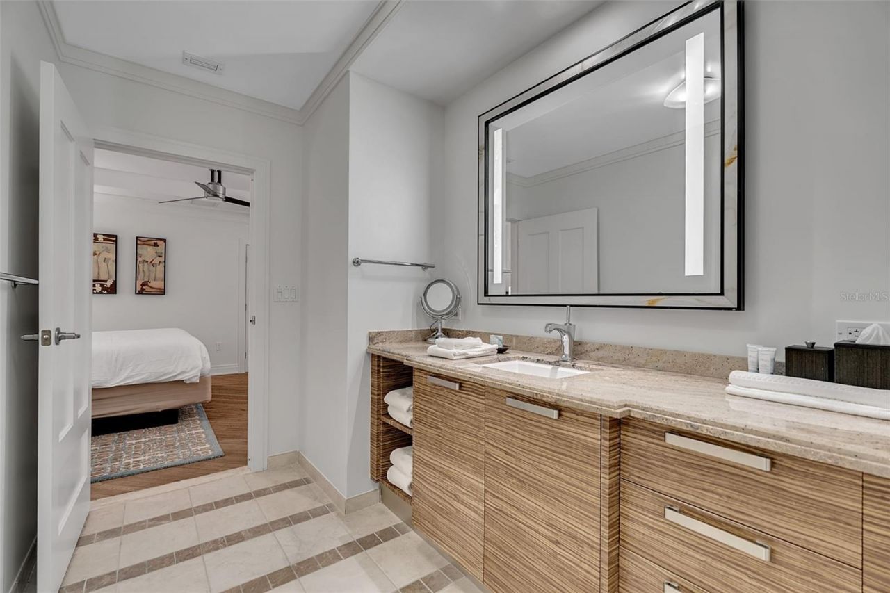 915 Seaside Drive, Unit 611, Sarasota, FL 34242 Photo