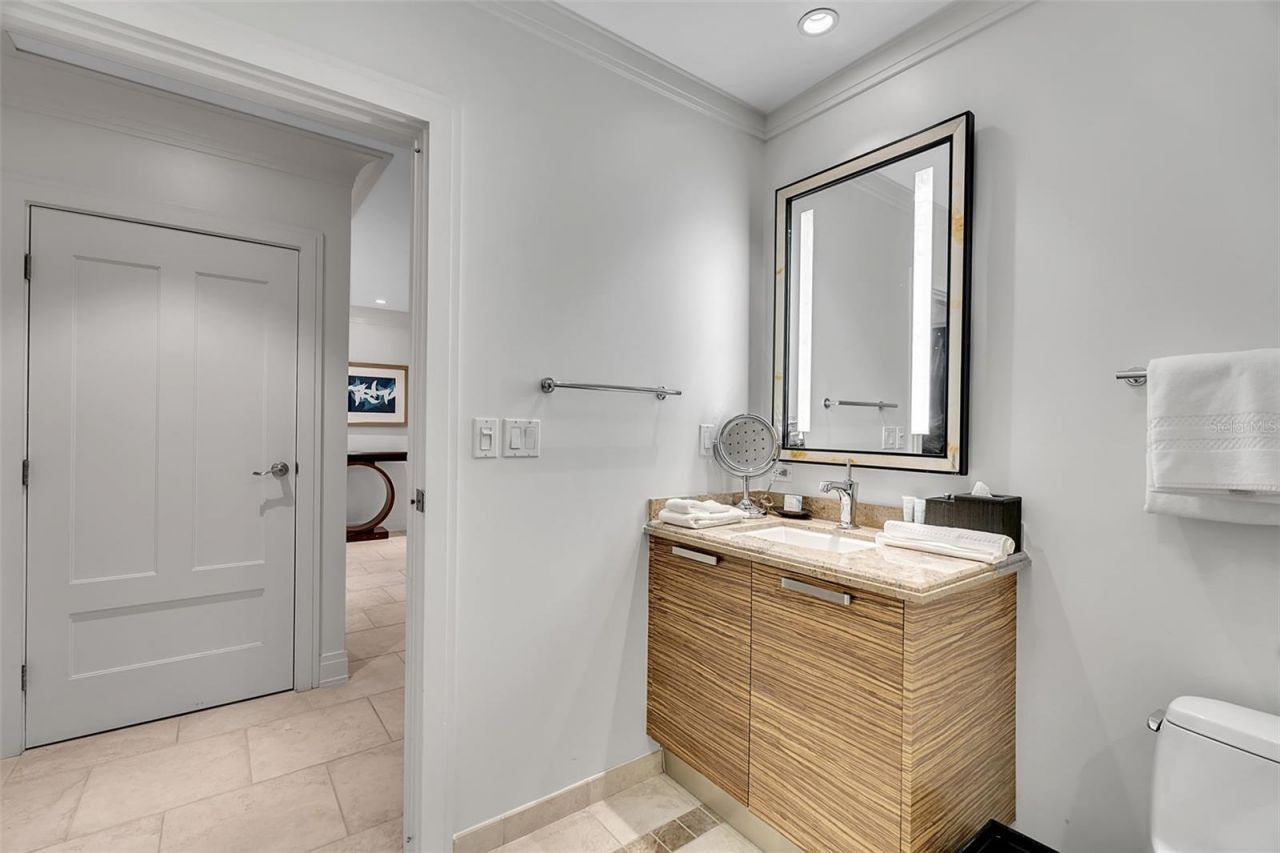 915 Seaside Drive, Unit 611, Sarasota, FL 34242 Photo