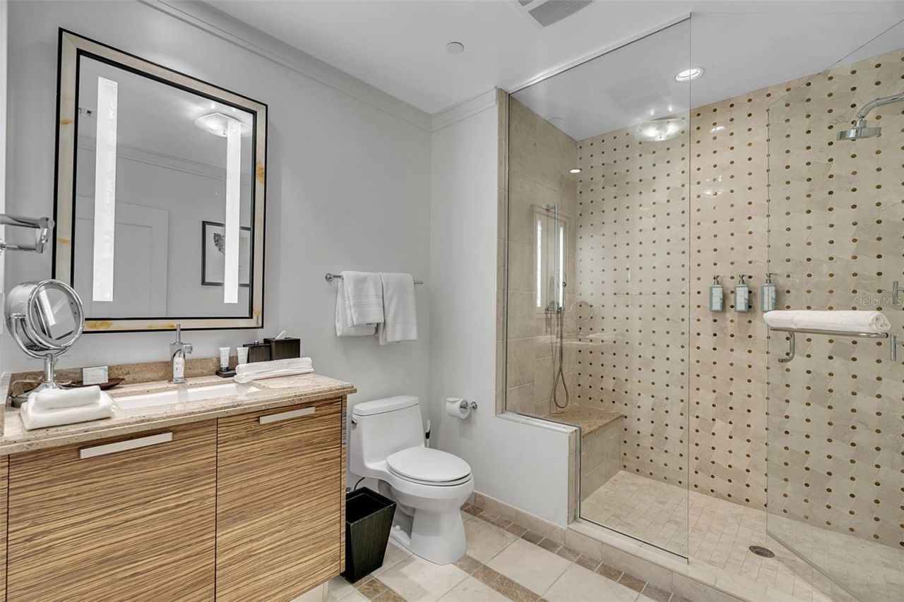 915 Seaside Drive, Unit 611, Sarasota, FL 34242 Photo