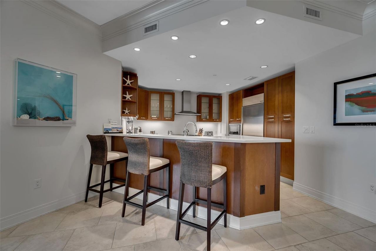 915 Seaside Drive, Unit 611, Sarasota, FL 34242 Photo