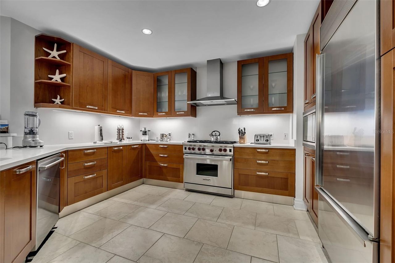 915 Seaside Drive, Unit 611, Sarasota, FL 34242 Photo
