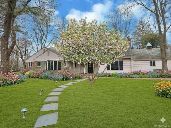 17 W Hilltop Drive , Great Neck, NY 11021