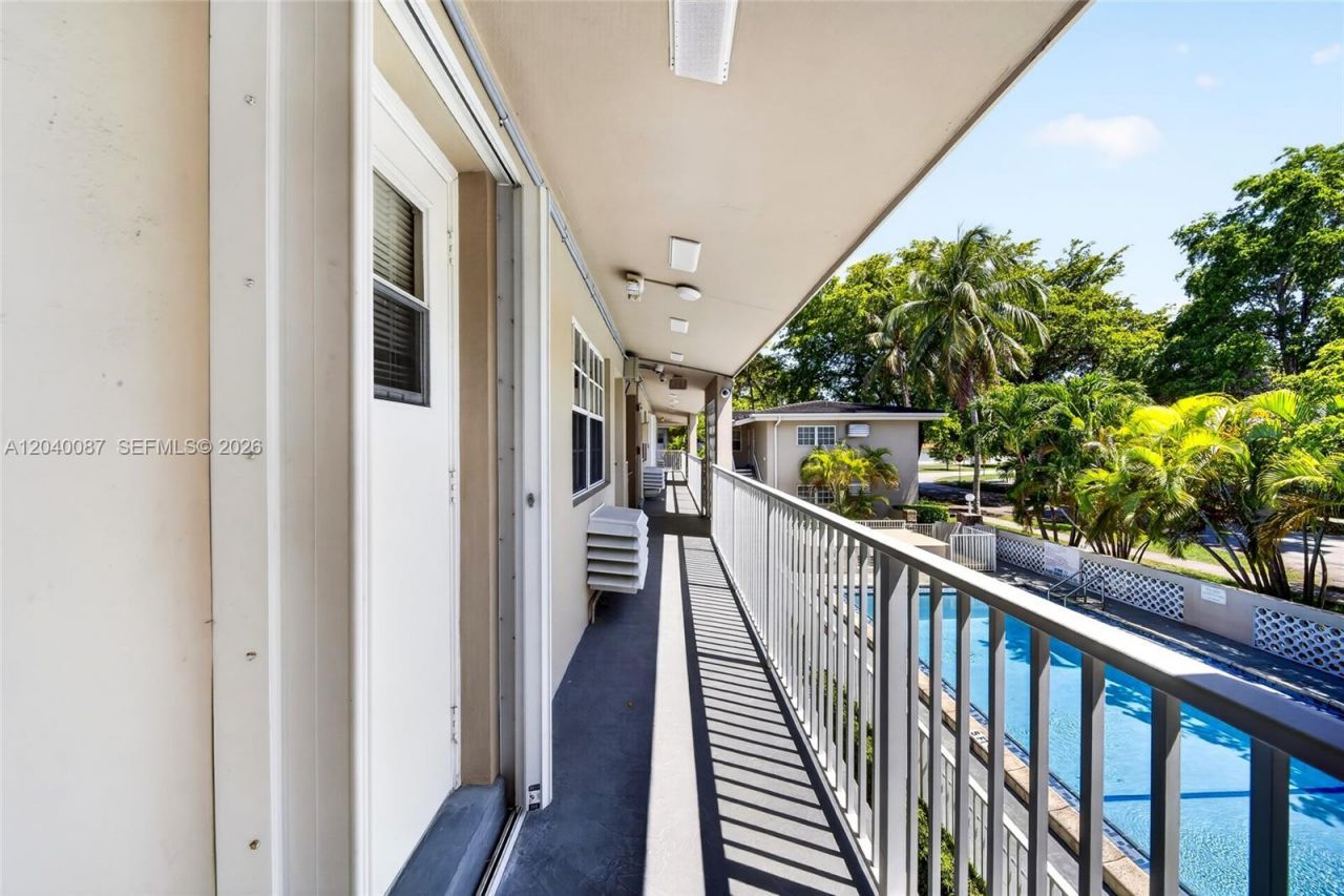 6565 Santona St, Unit B17, Coral Gables, FL 33146 Photo