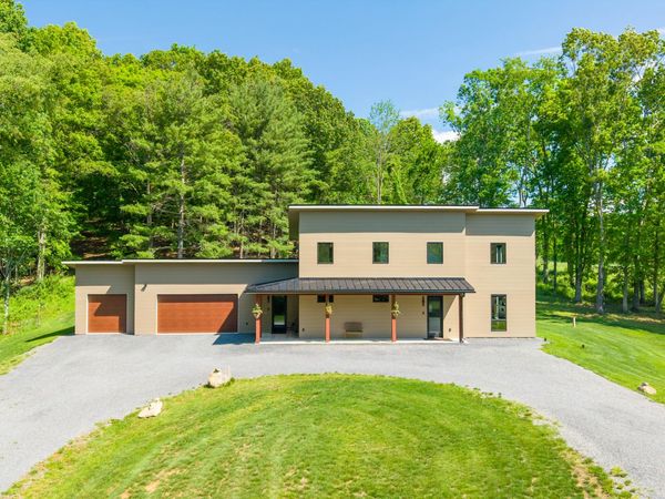 1517 Old Powell Rd, Lewisburg, WV 24901