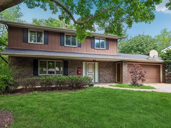 131 S Mount Vernon Dr, Iowa City, IA 52245