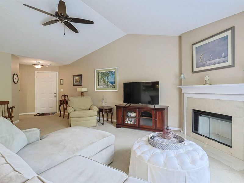 2115 Clareglen Drive, Unit 302, Crescent Springs, KY 41017 Photo 6