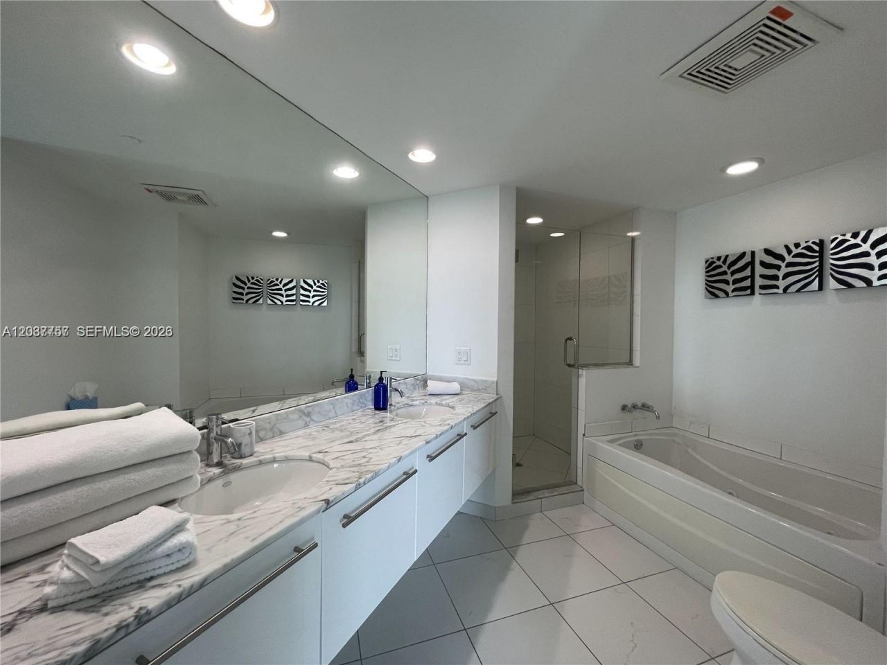 500 Brickell Ave , Unit 2102, Miami, FL 33131 Photo