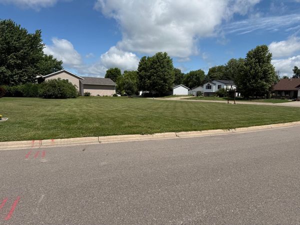 301 Hilton Drive , Saint Clair, MN 56080