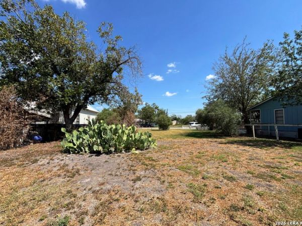 11615 Castro Ave, LaCoste, TX 78039