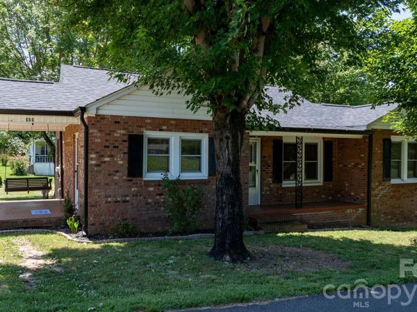 111 Cross Memorial Avenue, Morganton, NC 28655