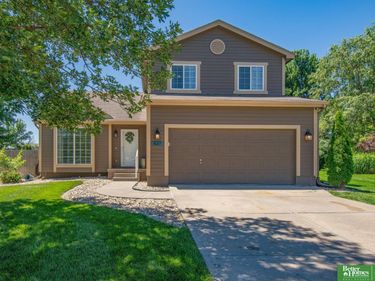 827 Fenwick Street, Papillion, NE 68046