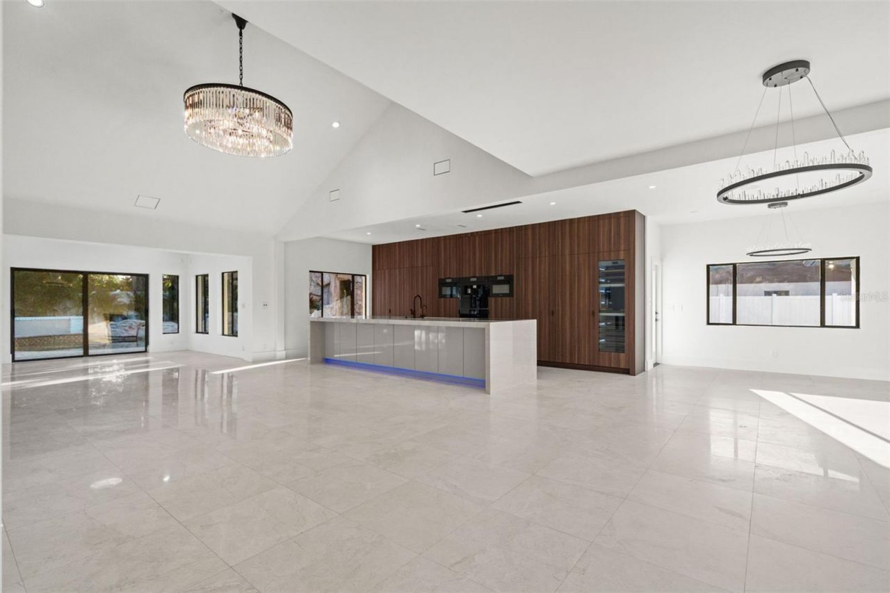 2521 Lake Ellen Drive, Tampa, FL 33618 Photo