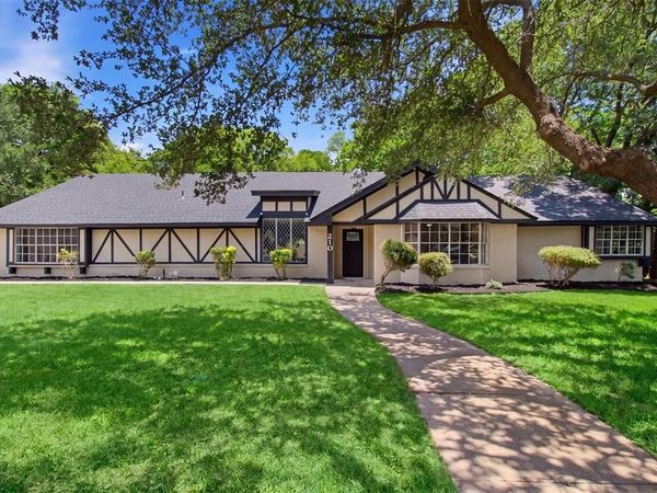 210 Squirebrook Drive, DeSoto, TX 75115