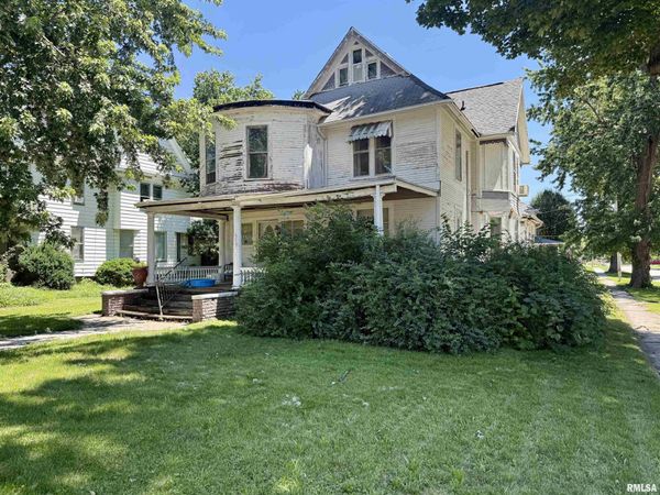 915 N BROAD Street, Galesburg, IL 61401