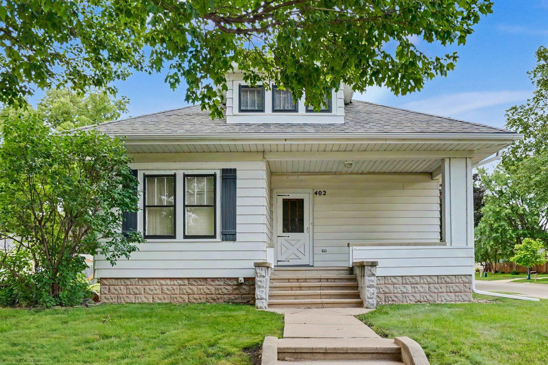 402 NW 4th Avenue, Waverly, IA 50677 Main Photo