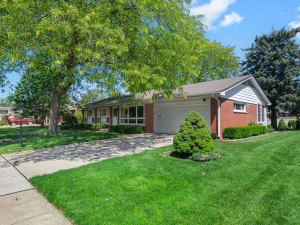 472 W Walnut Avenue , Des Plaines, IL 60016