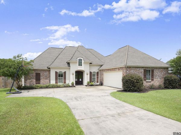 32953 Fox Run Dr, Walker, LA 70785