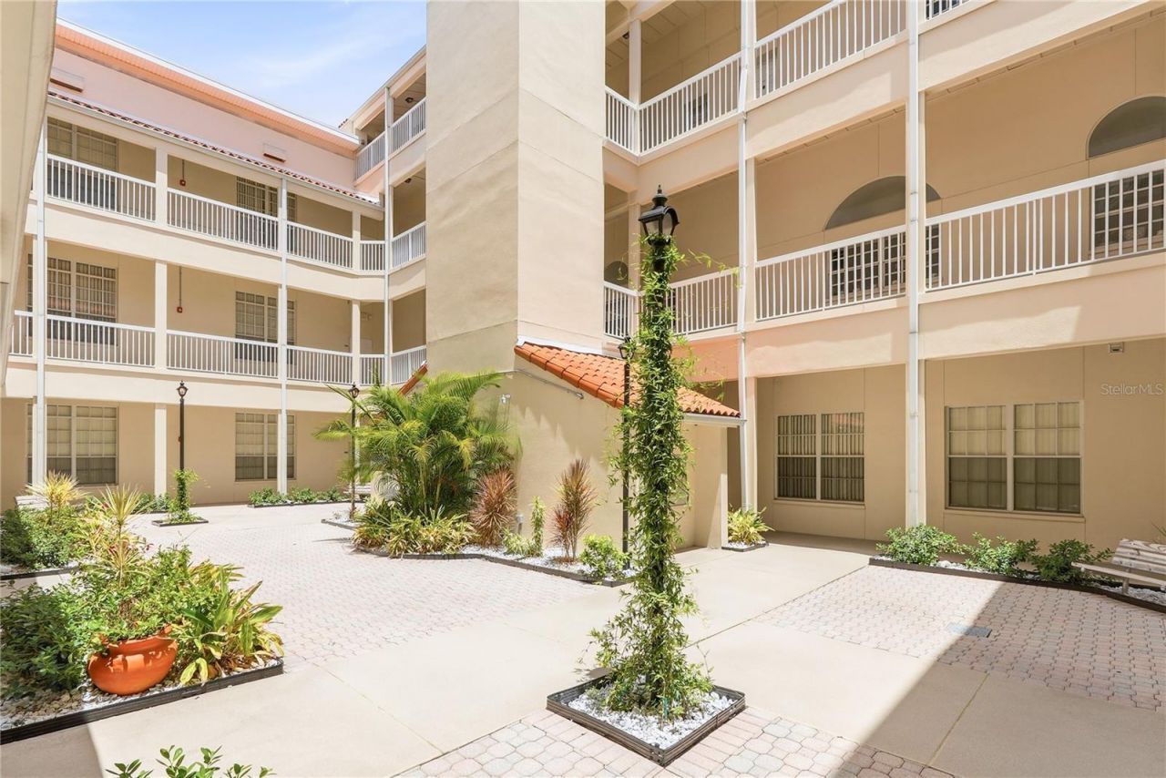 701 Mirror Lake Drive N, Unit 202, Saint Petersburg, FL 33701 Photo
