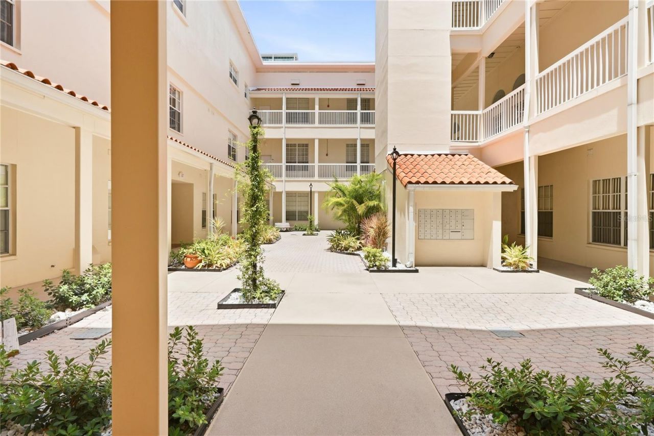 701 Mirror Lake Drive N, Unit 202, Saint Petersburg, FL 33701 Photo