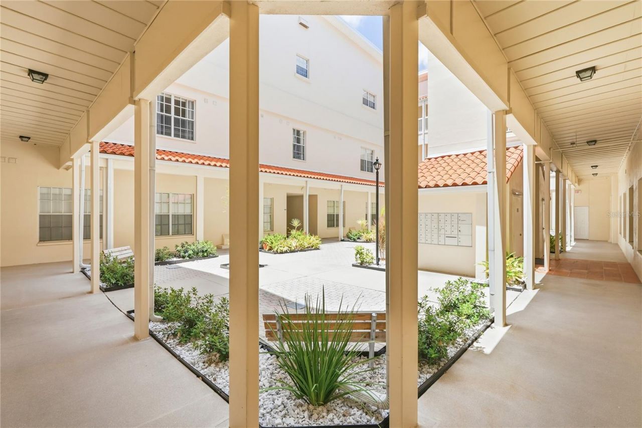 701 Mirror Lake Drive N, Unit 202, Saint Petersburg, FL 33701 Photo