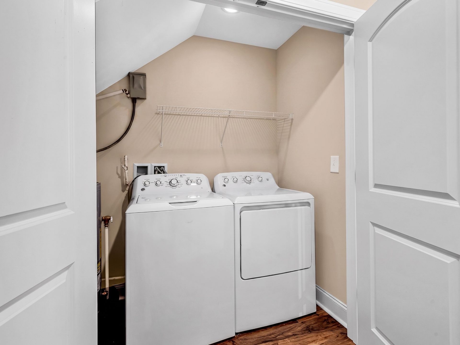 581 Bend Ave.  Photo 11