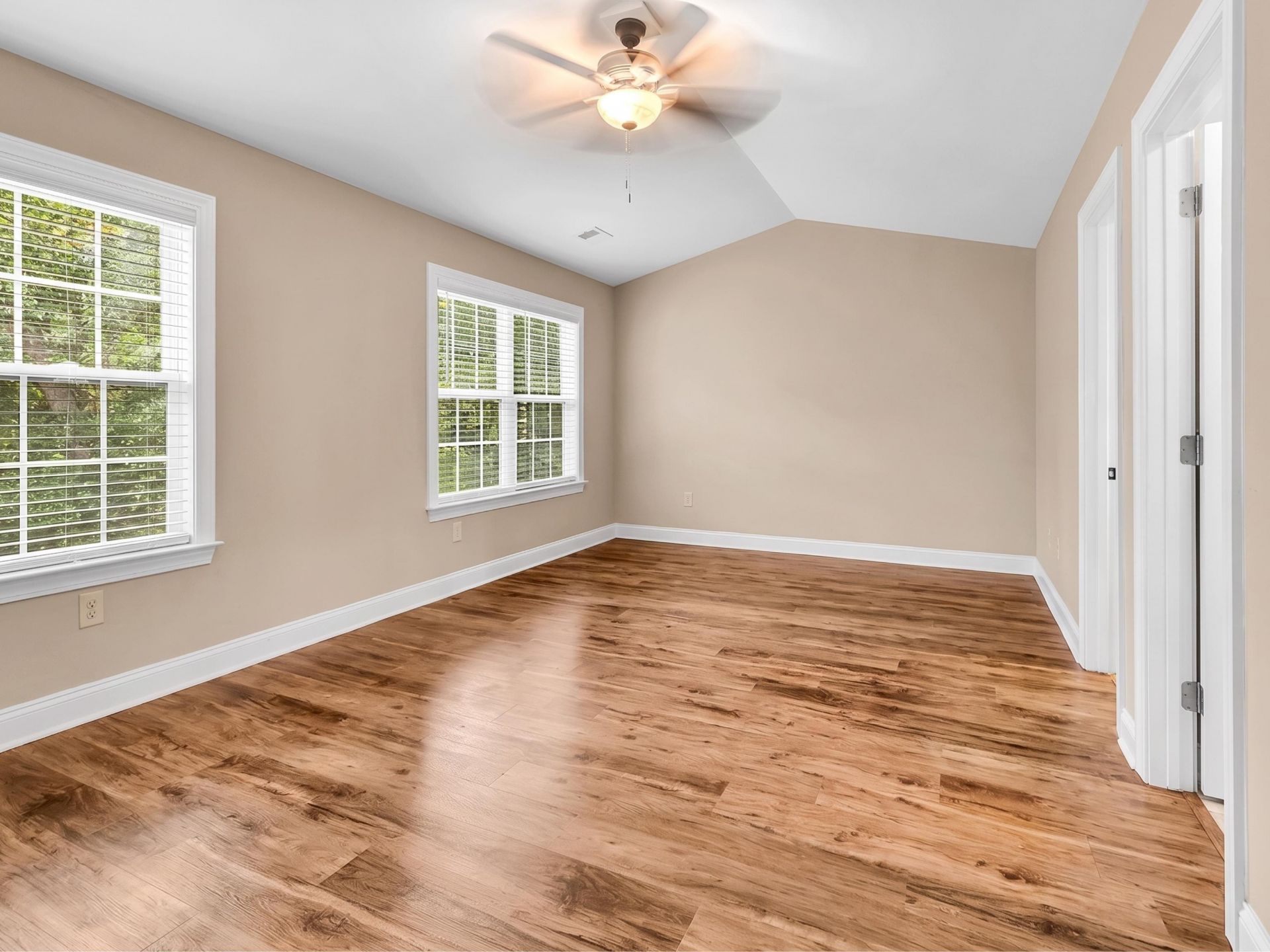 581 Bend Ave.  Photo 33