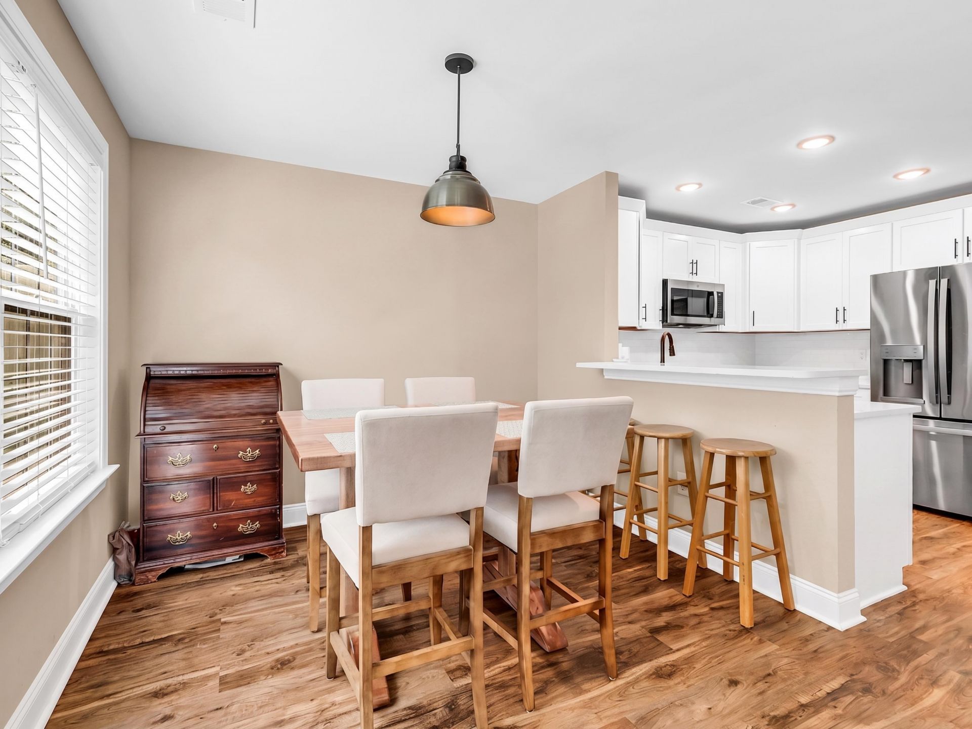 581 Bend Ave.  Photo 4