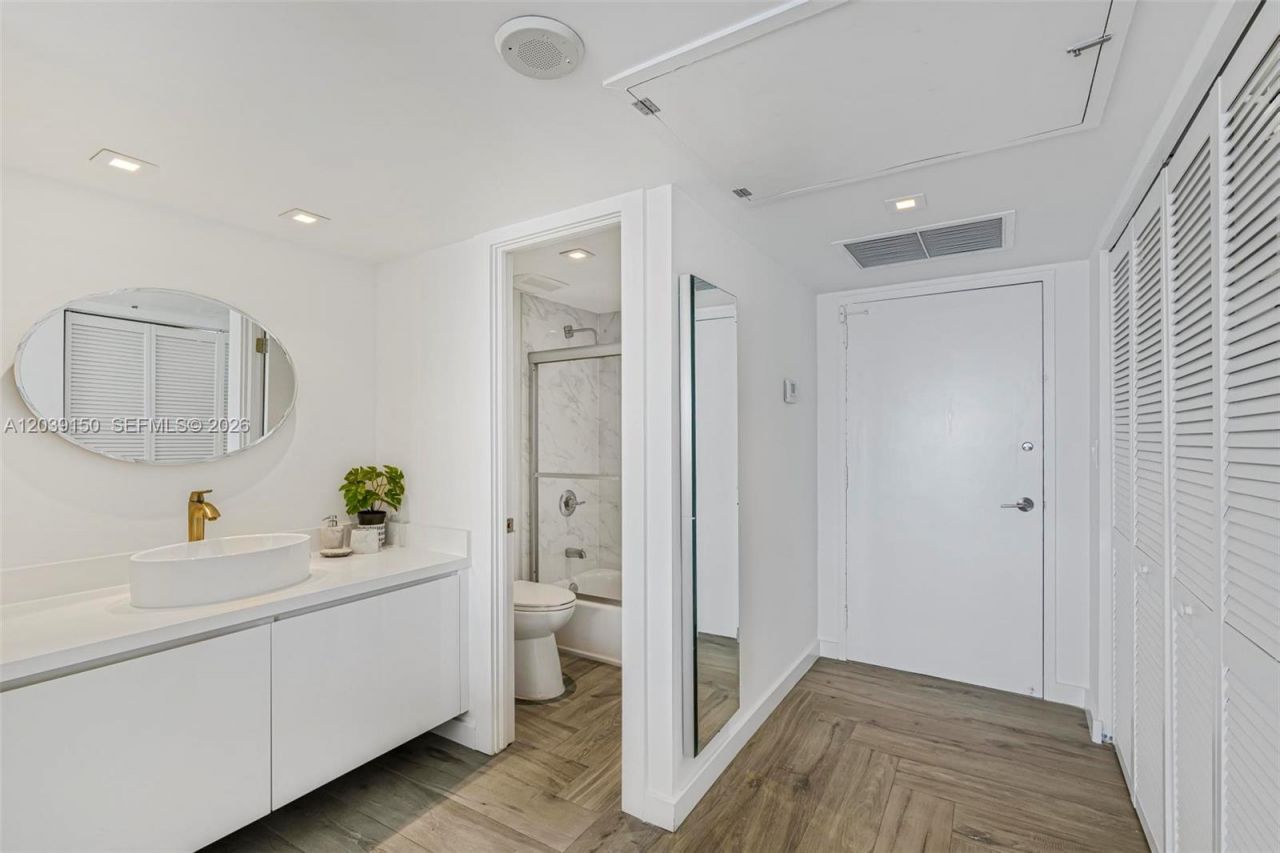 11111 Biscayne Blvd , Unit 8C, Miami, FL 33181 Photo
