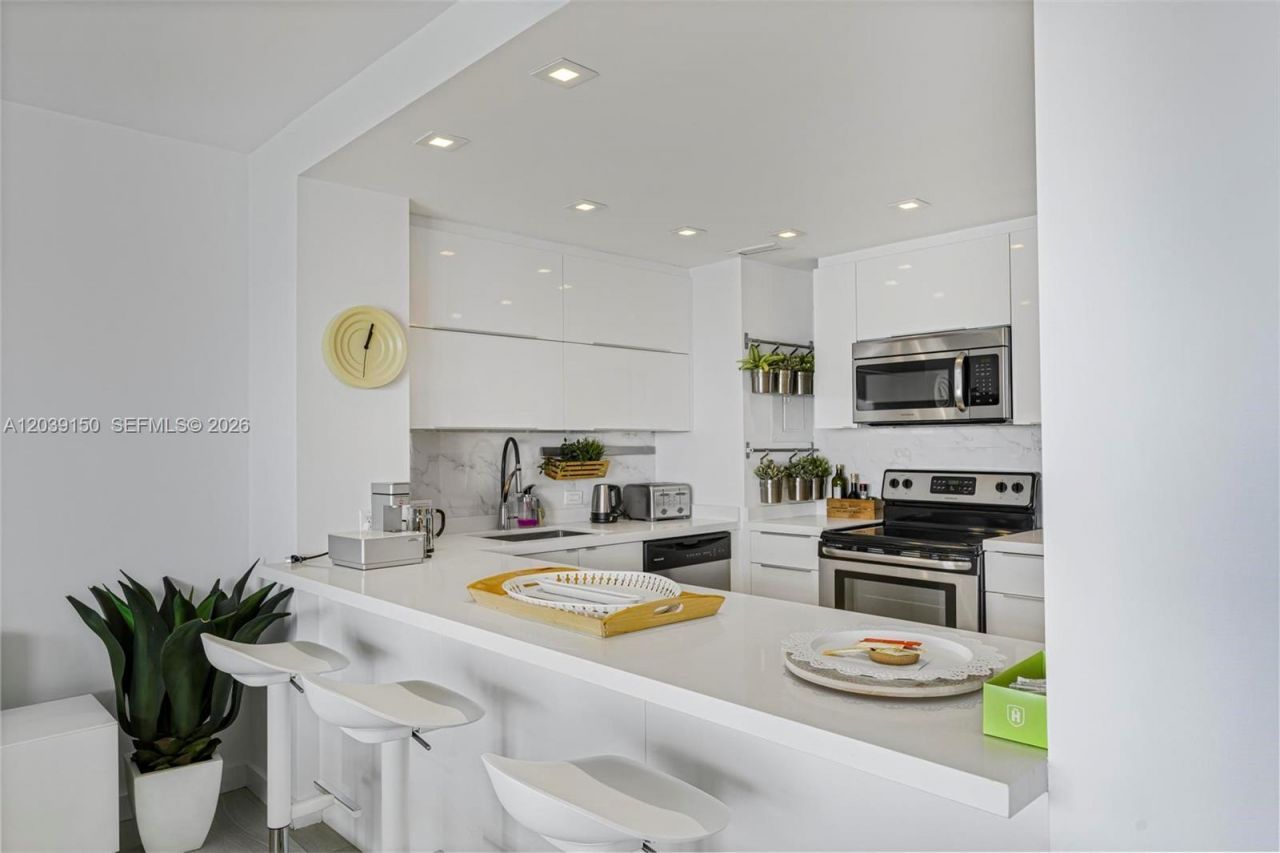 11111 Biscayne Blvd , Unit 8C, Miami, FL 33181 Photo
