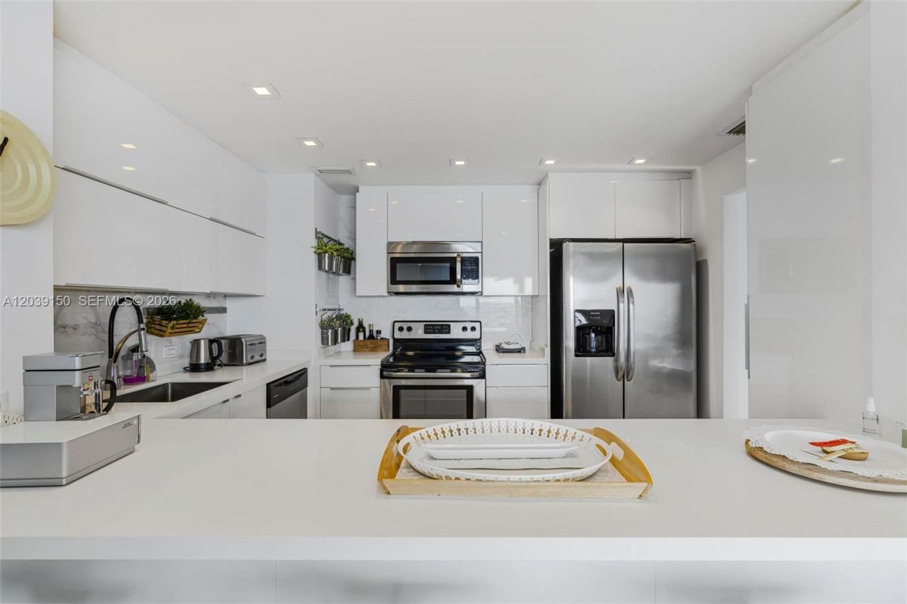11111 Biscayne Blvd , Unit 8C, Miami, FL 33181 Photo