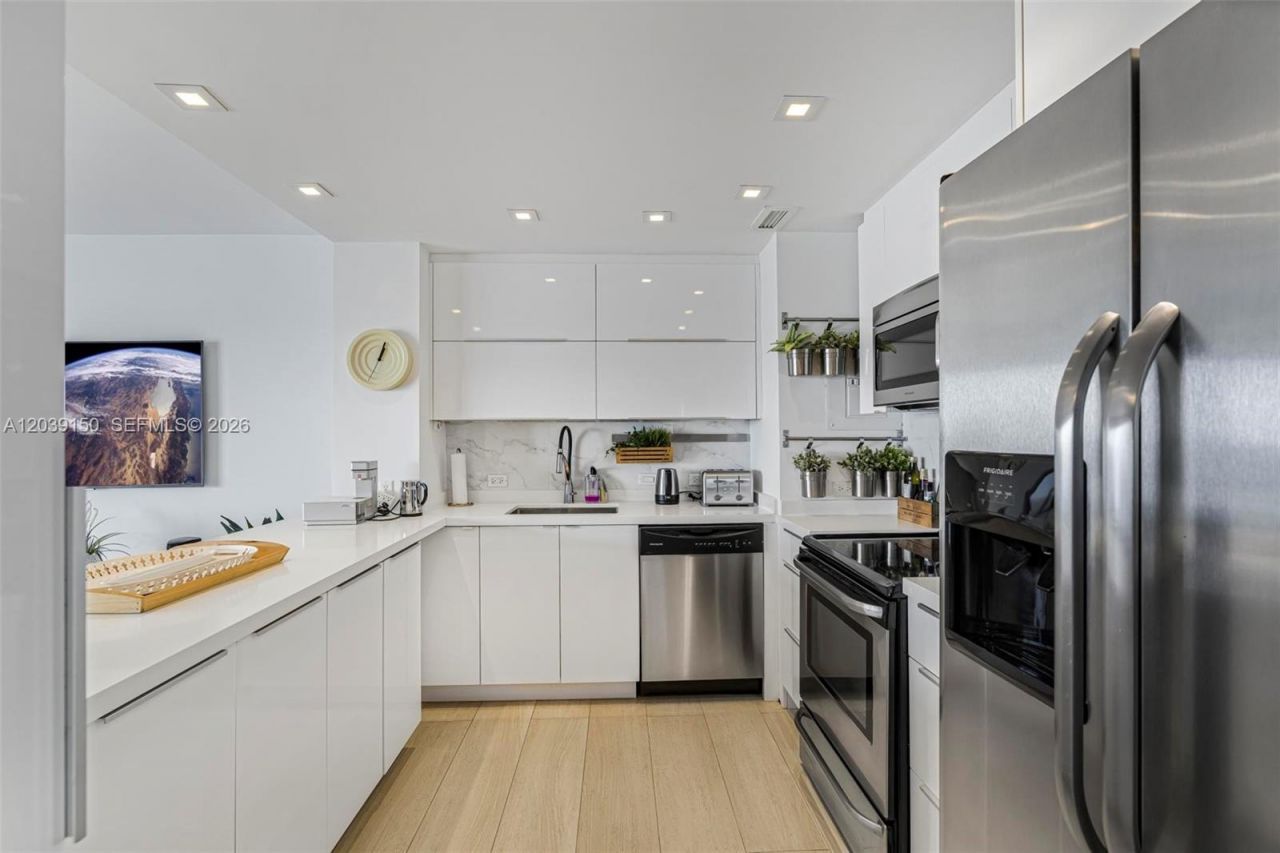 11111 Biscayne Blvd , Unit 8C, Miami, FL 33181 Photo