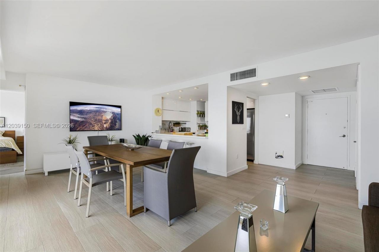 11111 Biscayne Blvd , Unit 8C, Miami, FL 33181 Photo