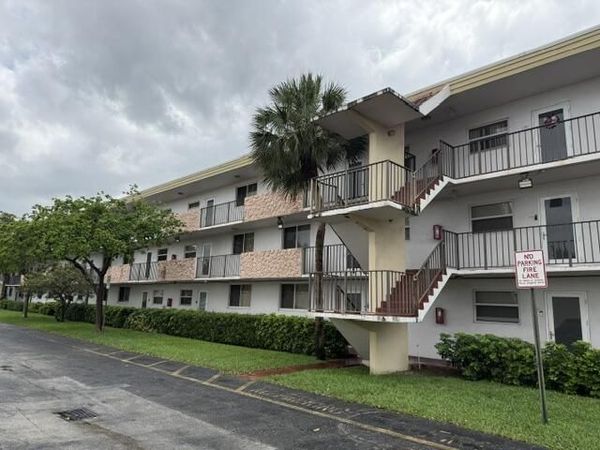 6005 Del Lago Circle, Sunrise, FL 33313