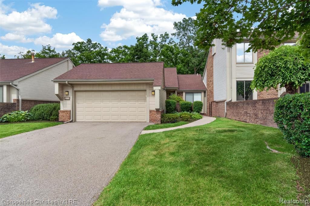 29433 W Chanticleer Drive, Southfield, MI 48034 Main Photo