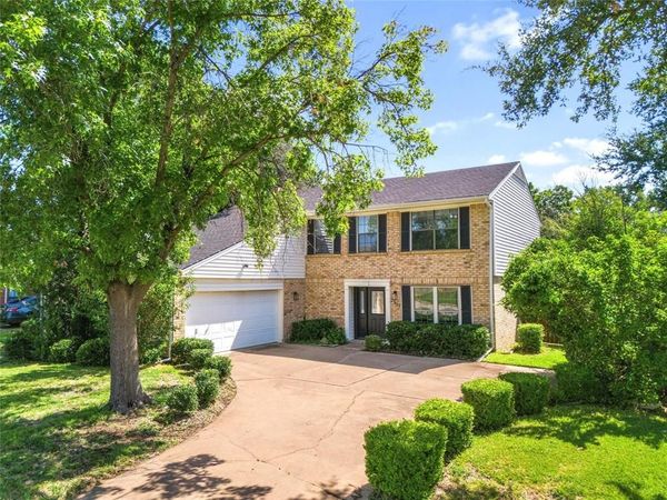 2303 Fall River Drive, Arlington, TX 76006