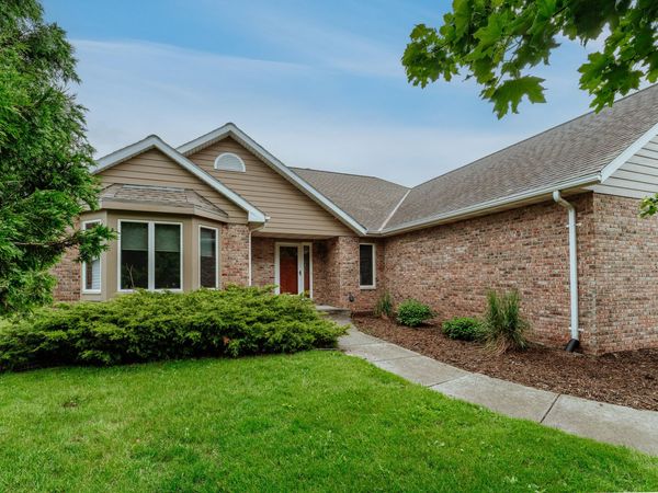 W270N2568 Orchard Ln, Pewaukee, WI 53072