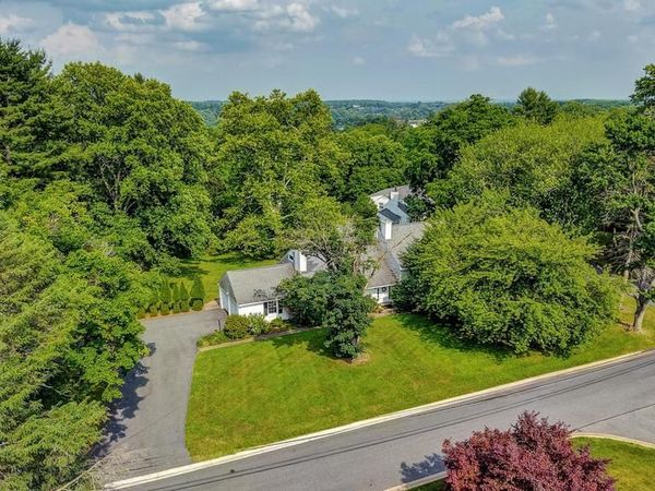 102 MERIDEN DRIVE , HOCKESSIN, DE 19707