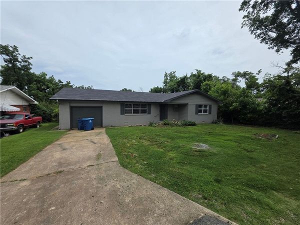 1204 NW 2nd Street , Bentonville, AR 72712