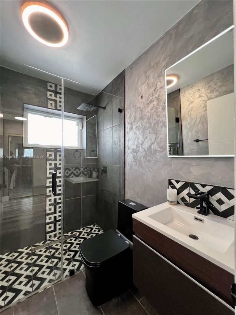 2425 SW 26th Ln, Miami, FL 33133 Photo