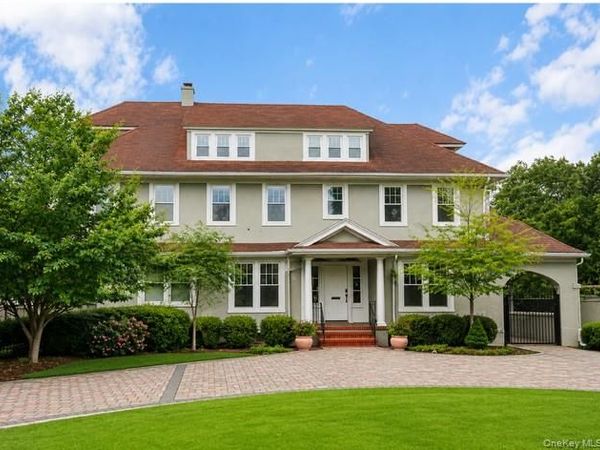 44 S Montgomery Avenue, Bay Shore, NY 11706