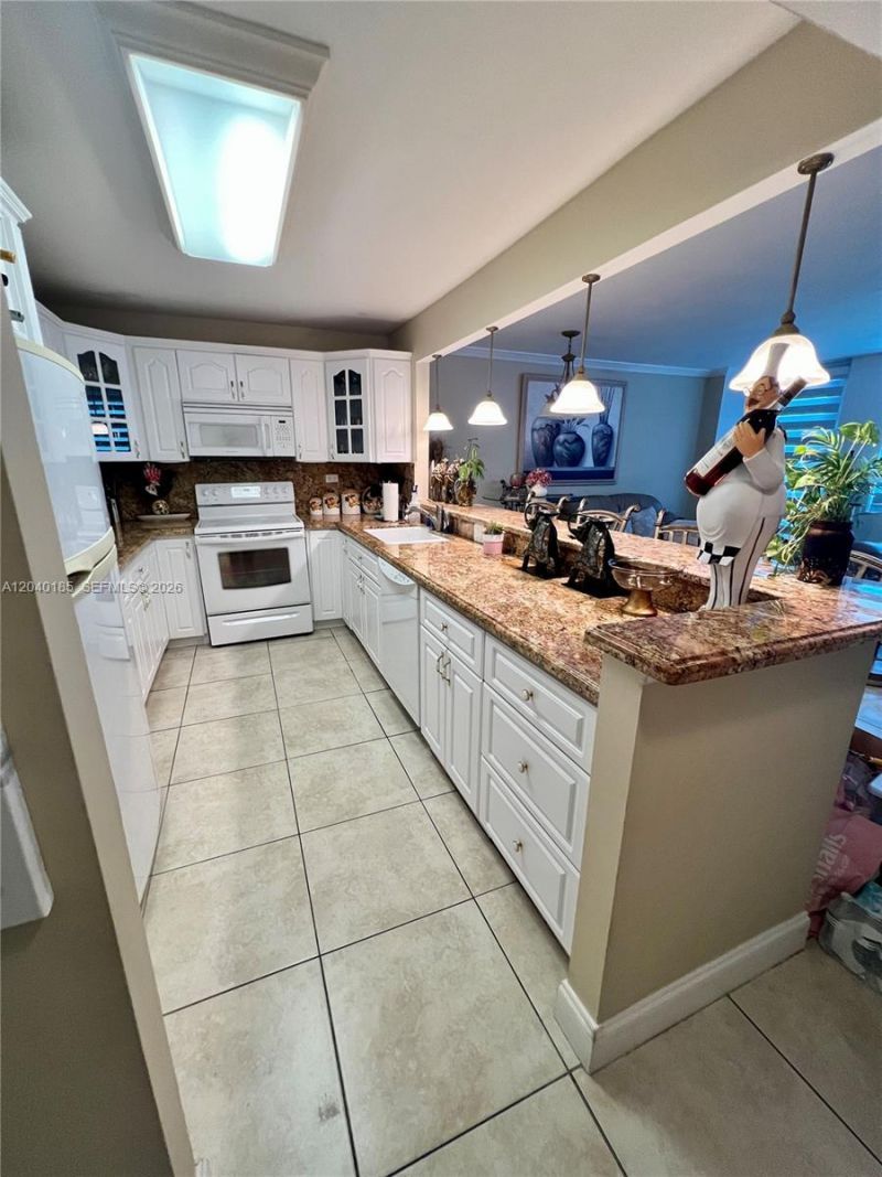 7135 Collins Ave , Unit 1523, Miami Beach, FL 33141 Photo