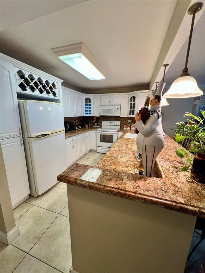 7135 Collins Ave , Unit 1523, Miami Beach, FL 33141 Photo