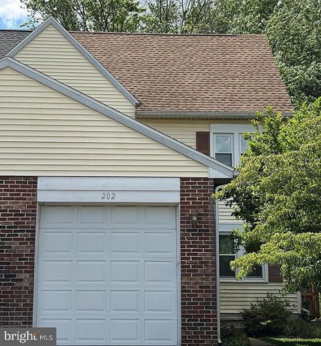 202 ADAMS DRIVE, WOMELSDORF, PA 19567