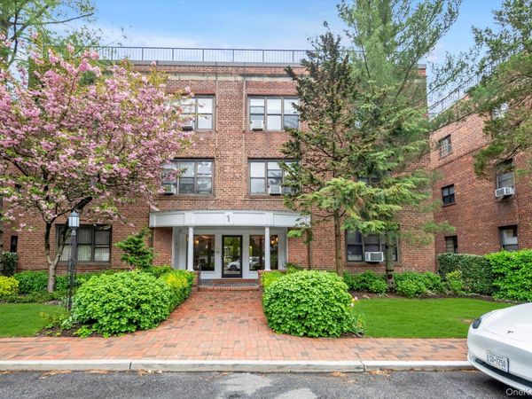 1 Town House Place , Unit 2E, Great Neck, NY 11021
