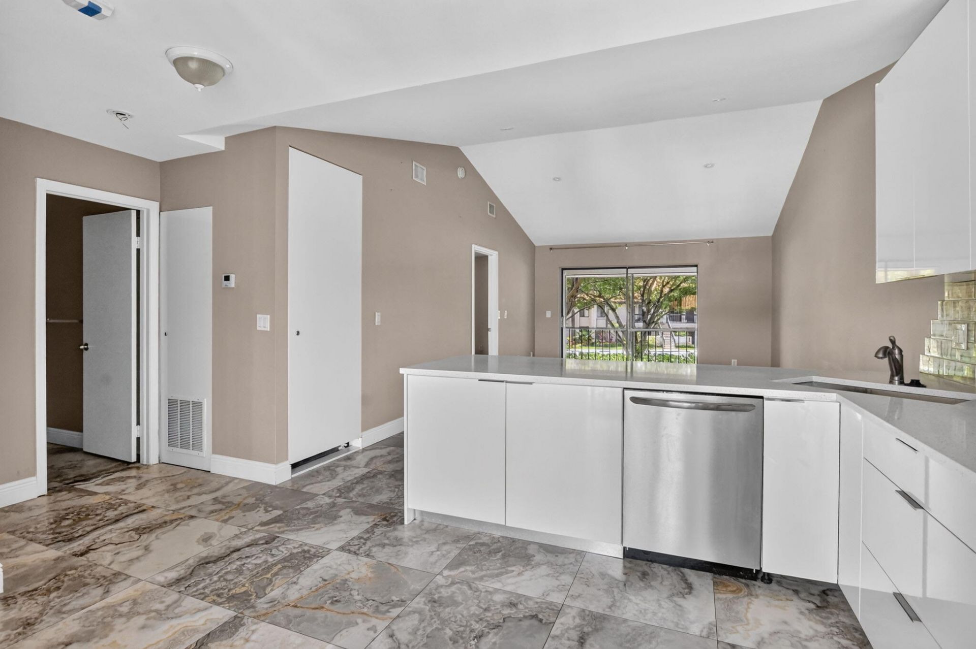 301 Club Circle, Unit 208, Boca Raton, FL 33487 Photo